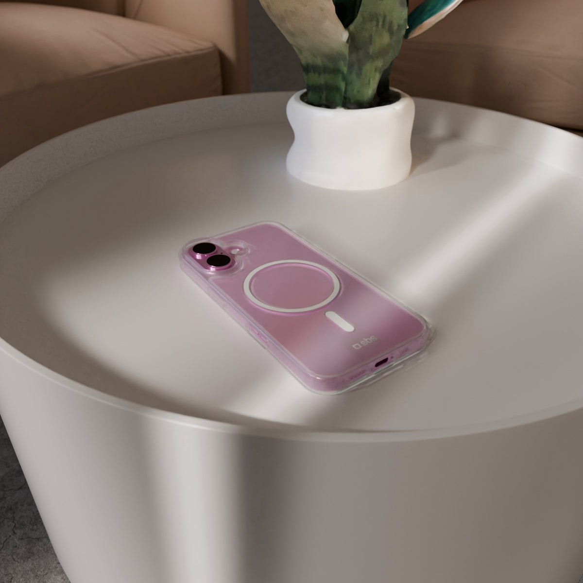 Rigid transparent case compatible with MagSafe charging for iPhone 16